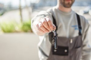 man geeft autosleutel